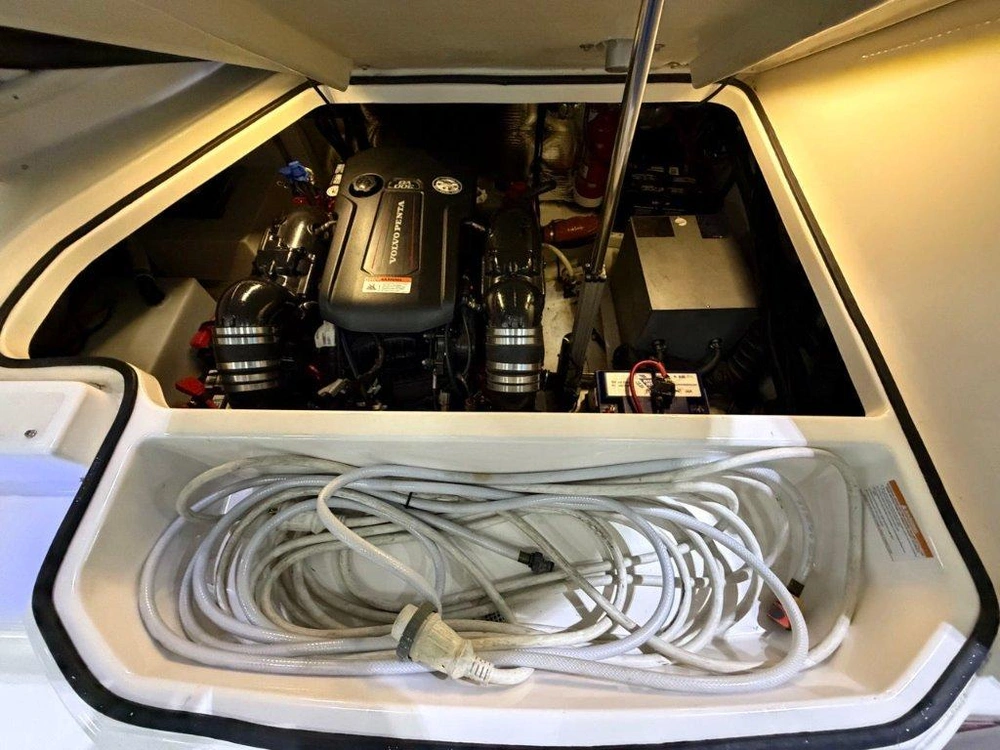 Regal 28 Express 2018 alt