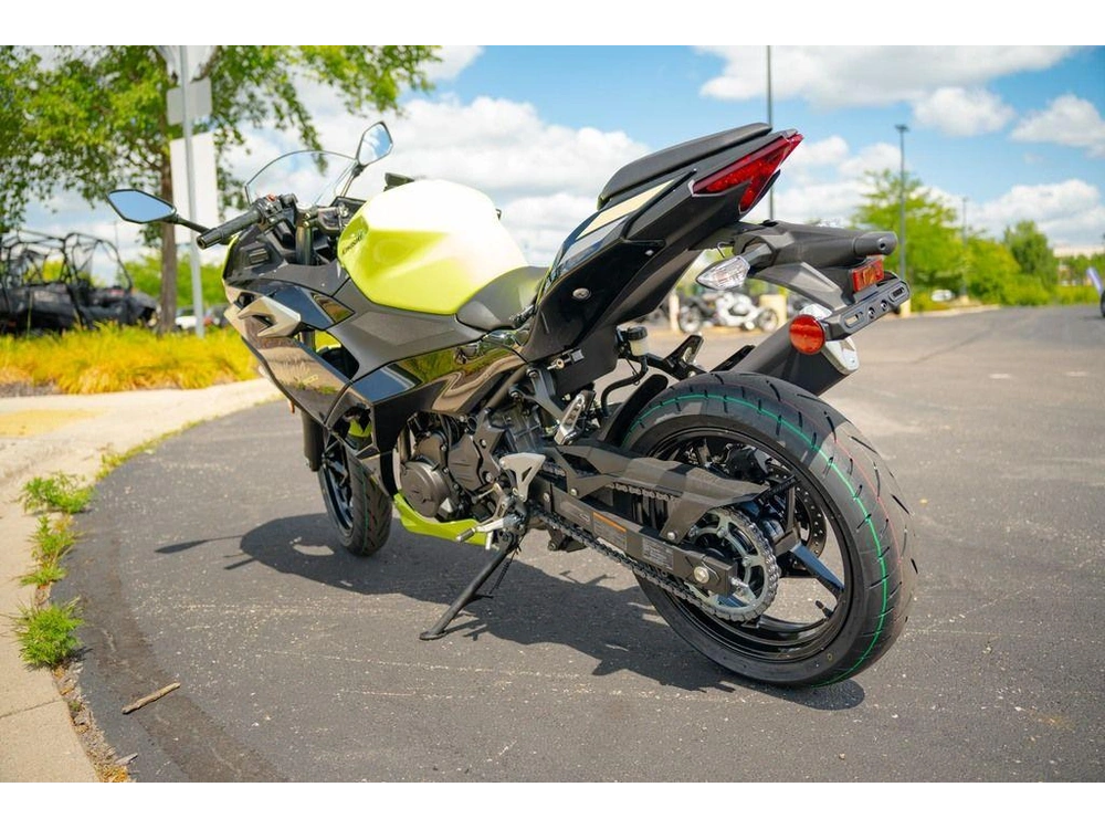 2026 Kawasaki Ninja® 500 Abs Metallic Yellowish Green/ebony alt