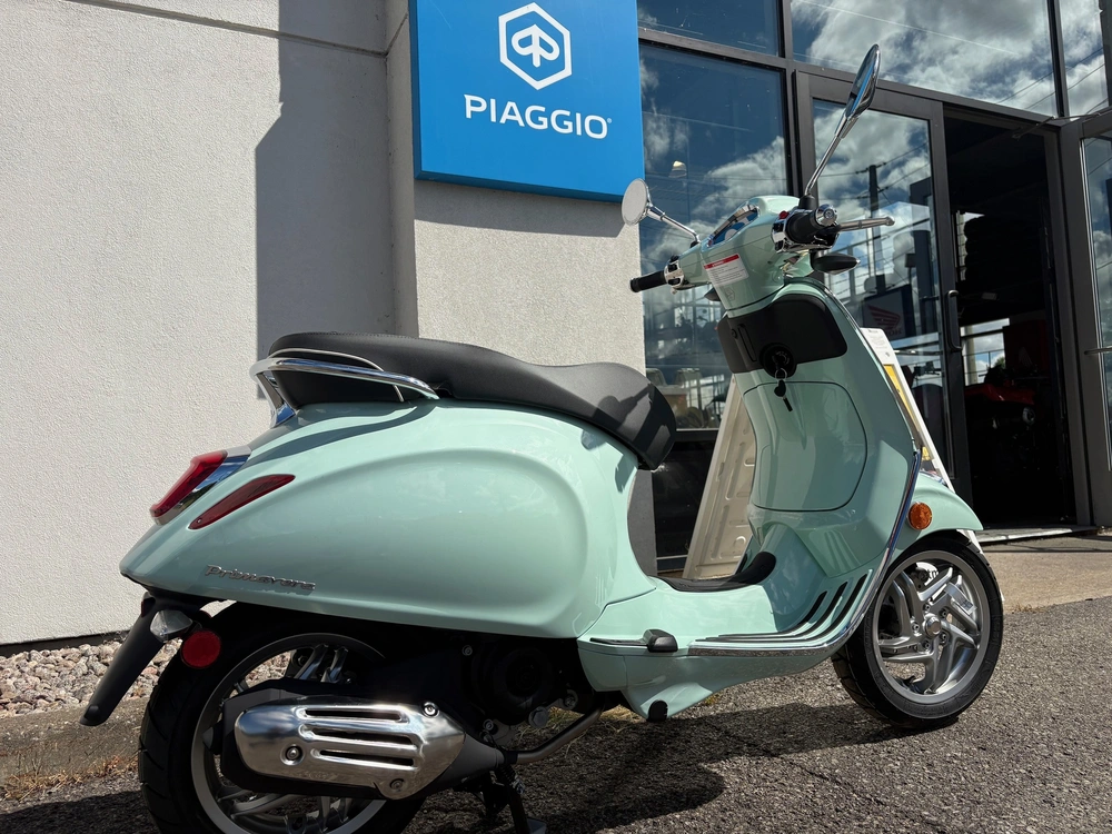 2027 Vespa Primavera 50 alt