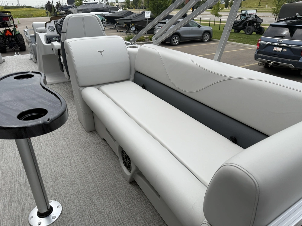 2025 Tahoe 2380ql alt
