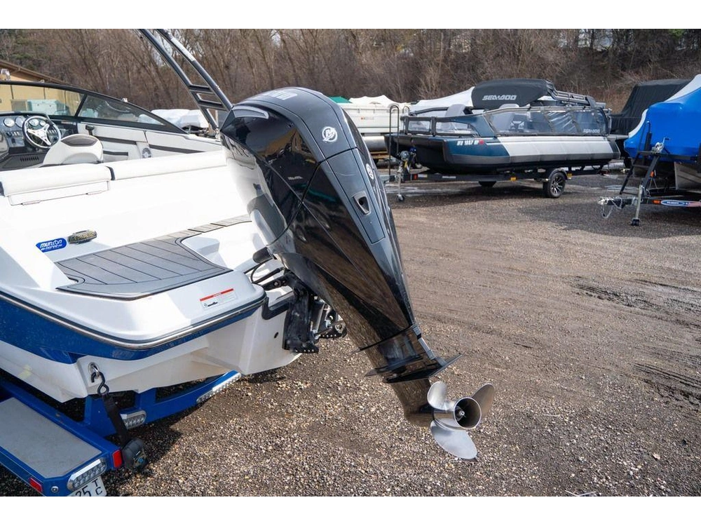 2019 Monterey Boats M-225 alt