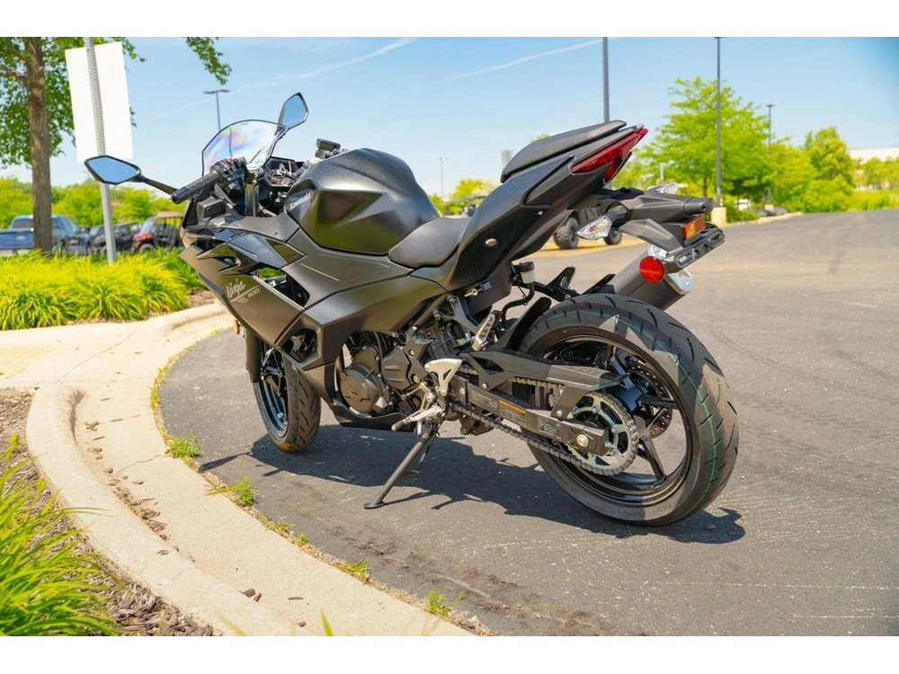 2026 Kawasaki Ninja® 500 alt