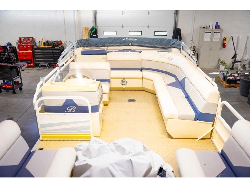 2005 Bentley Industries 240 Cruise alt