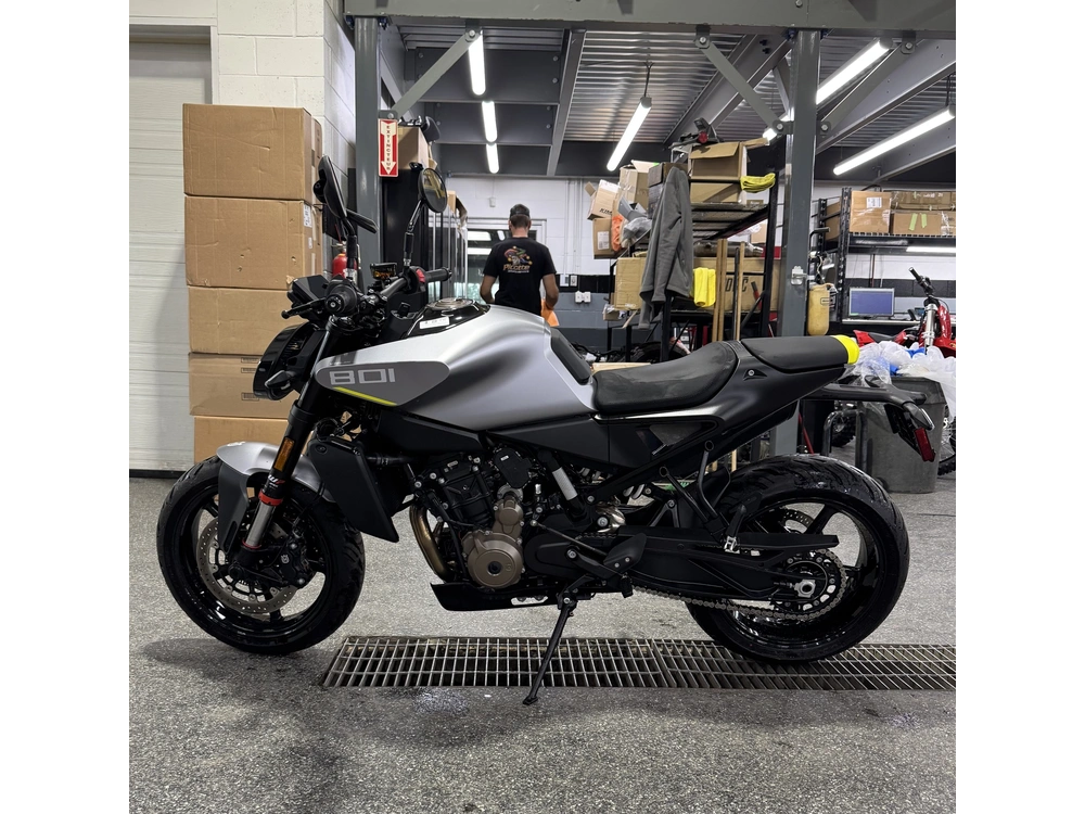 2025 Husqvarna Vitpilen 801 alt