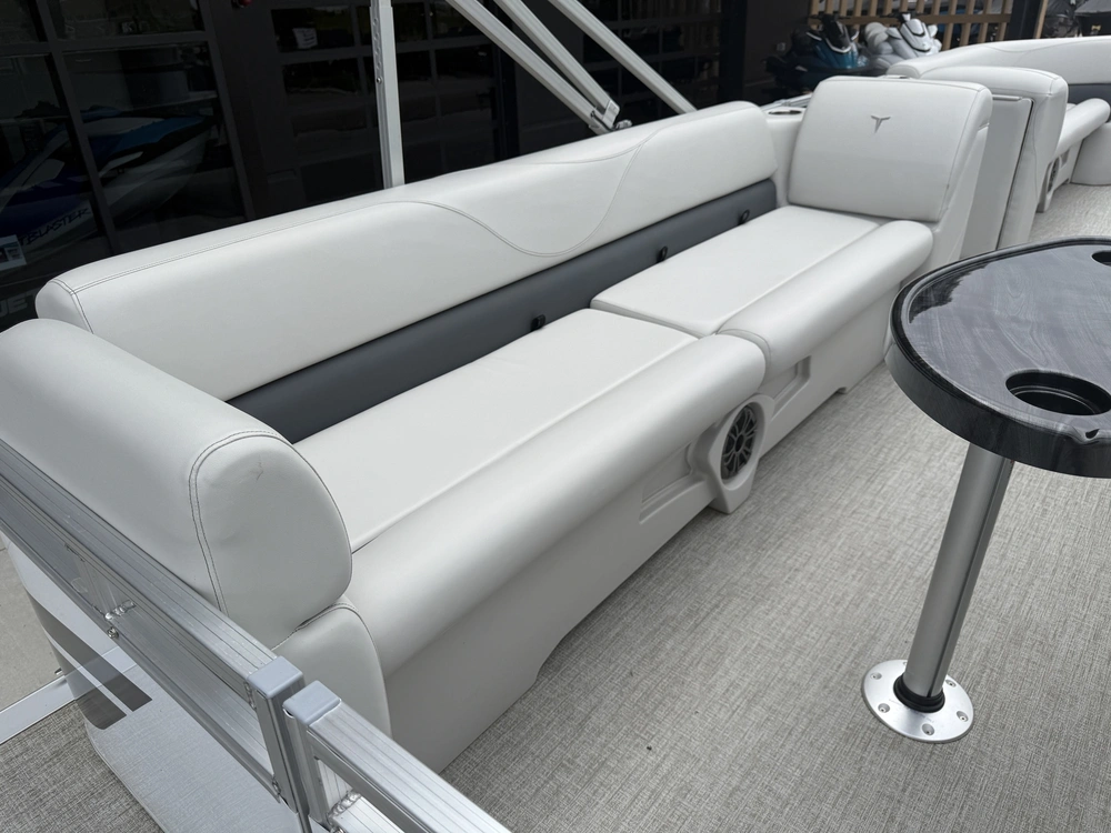 2025 Tahoe 2380ql alt