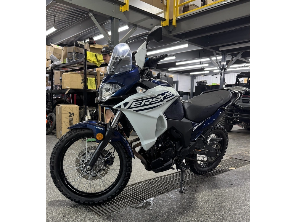 2022 Kawasaki Versys 300 alt