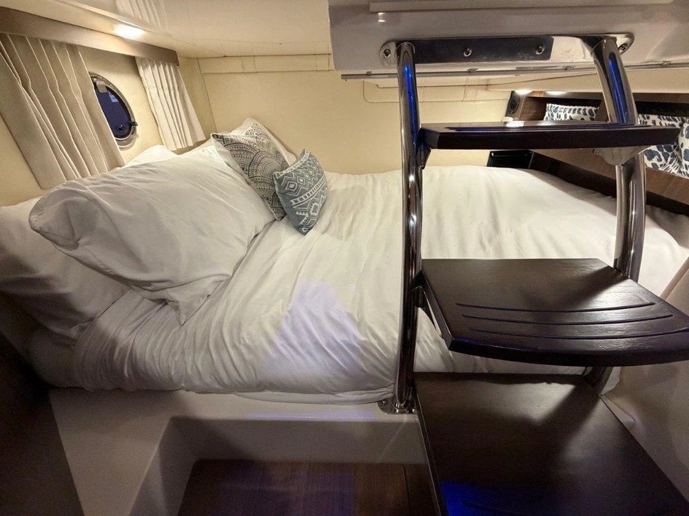 Regal 28 Express 2018 alt