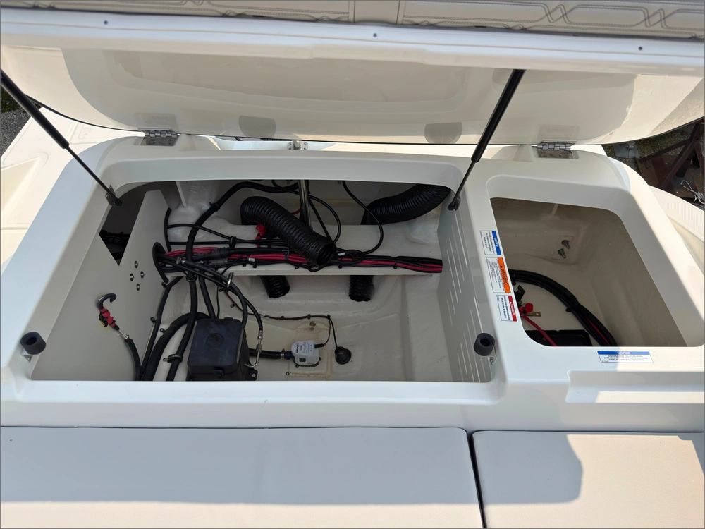 2027 Sea Ray Spo 210 alt