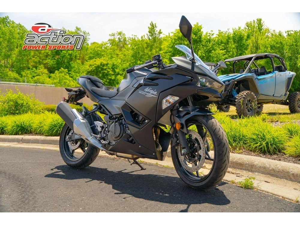 2026 Kawasaki Ninja® 500 alt