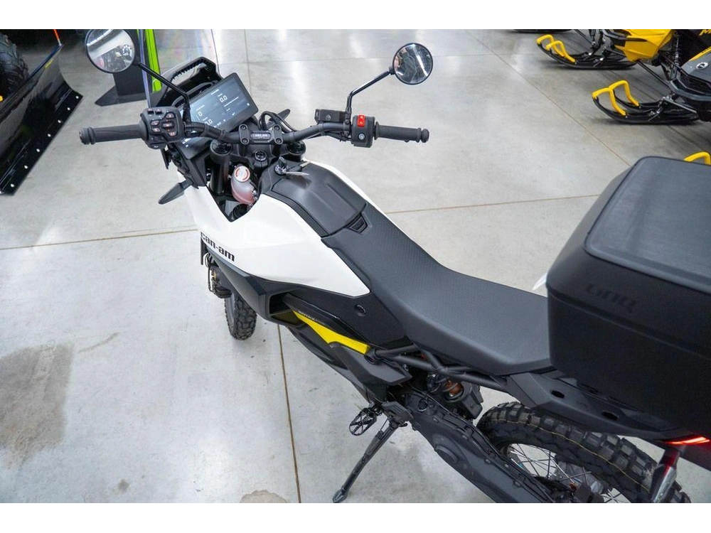 2025 Can-am Origin White alt
