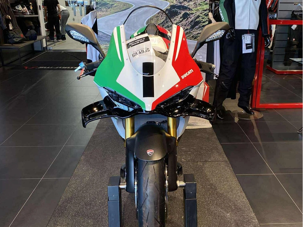 Ducati Panigale V4 Tricolore + 5000$ En Accessoires Ou Vêtements 2025 alt