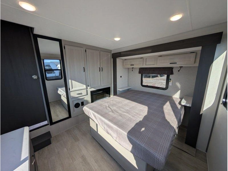 Coachmen Catalina 42condo 2027 alt