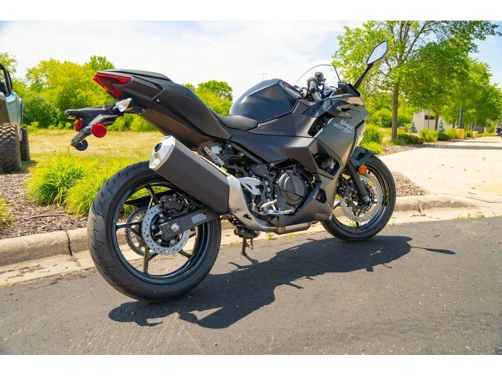 2026 Kawasaki Ninja® 500 alt