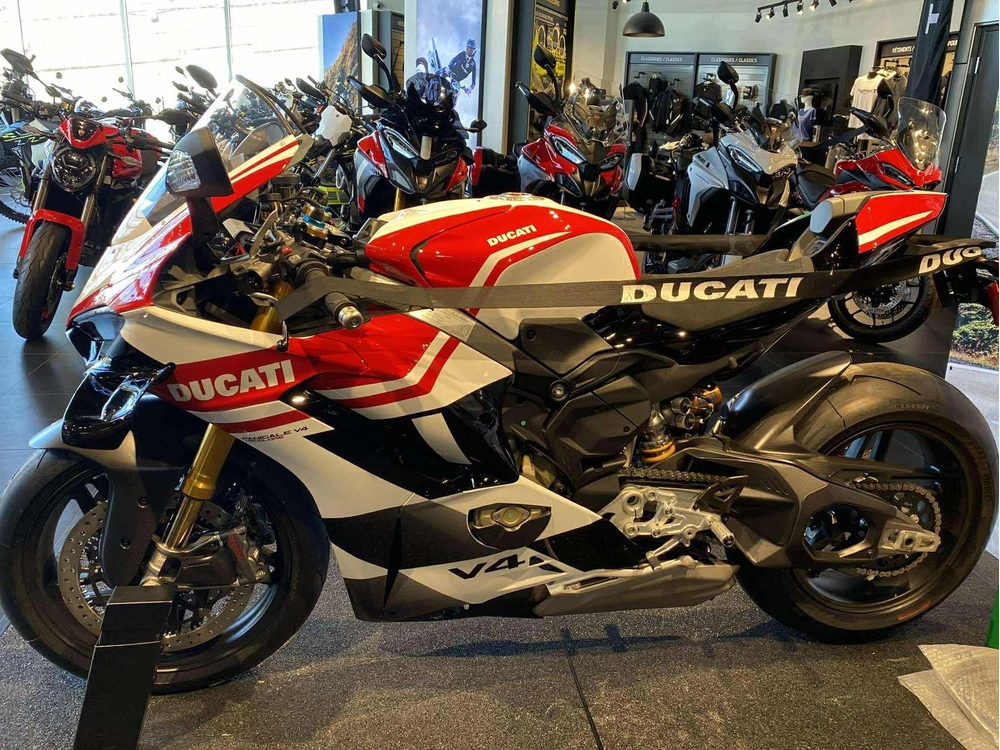 Ducati Panigale V4 Tricolore + 5000$ En Accessoires Ou Vêtements 2025 alt