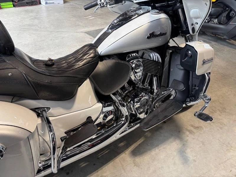 2019 Indian Motorcycle Roadmaster Blanc Et Gris alt