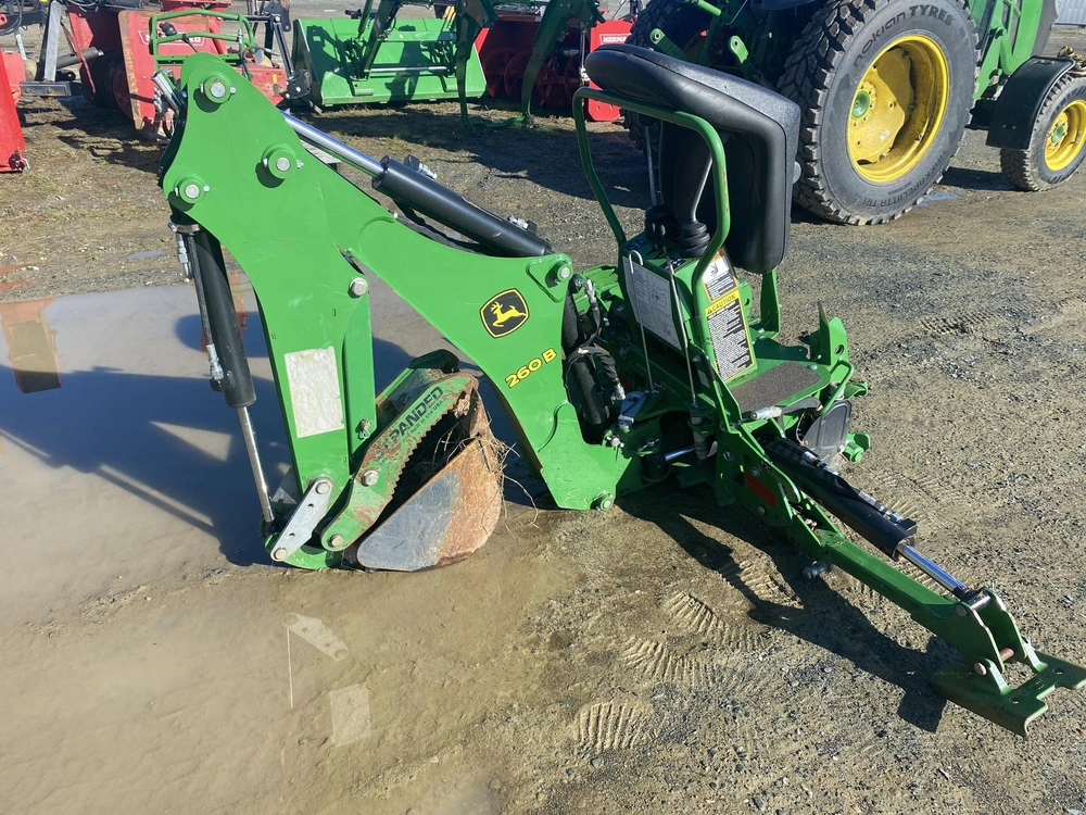 2020 John Deere 260b alt