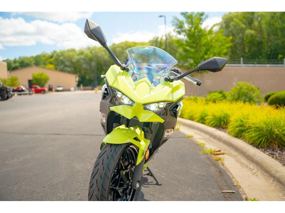 2026 Kawasaki Ninja® 500 Abs Metallic Yellowish Green/ebony alt
