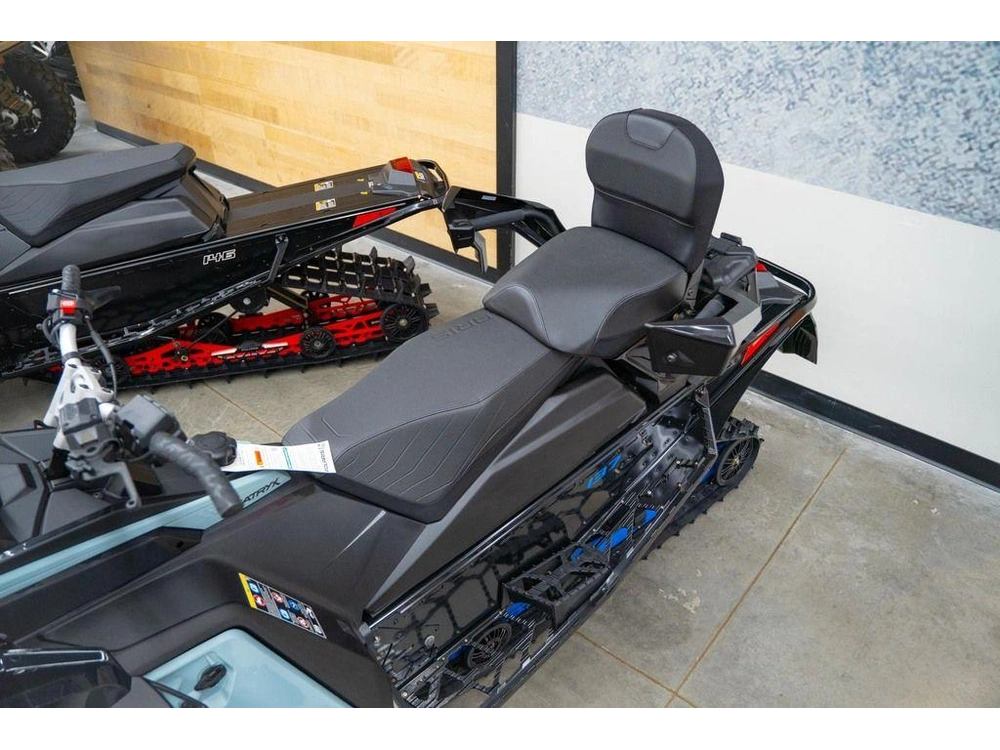 2026 Polaris 650 Indy Adventure 137 Gloss Black / Blue Dusk alt