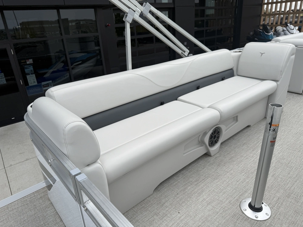 2025 Tahoe 2380ql alt