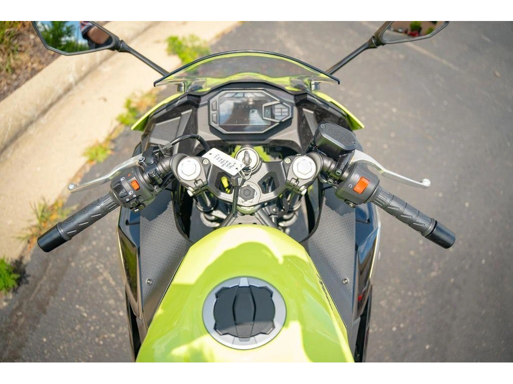 2026 Kawasaki Ninja® 500 Abs Metallic Yellowish Green/ebony alt