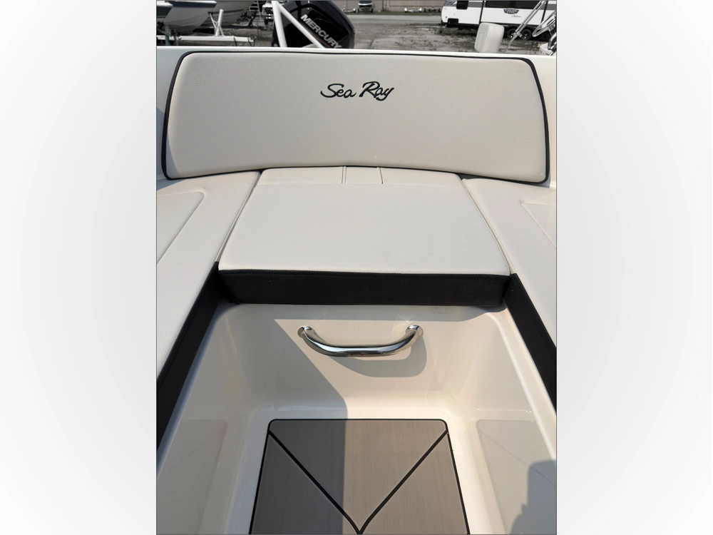 2027 Sea Ray Spo 210 alt