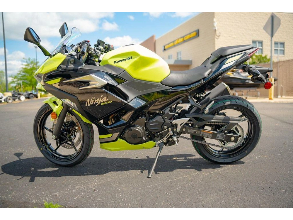2026 Kawasaki Ninja® 500 Abs Metallic Yellowish Green/ebony alt