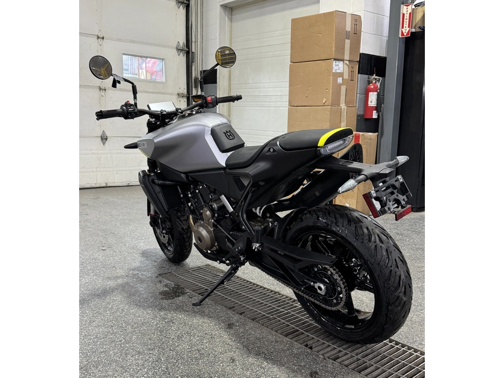 2025 Husqvarna Vitpilen 801 alt