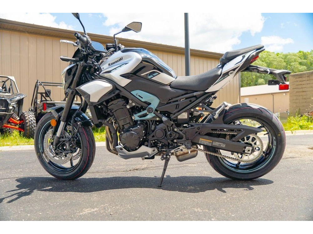2025 Kawasaki Z900 Abs Galaxy Silver/metallic Spark Black alt
