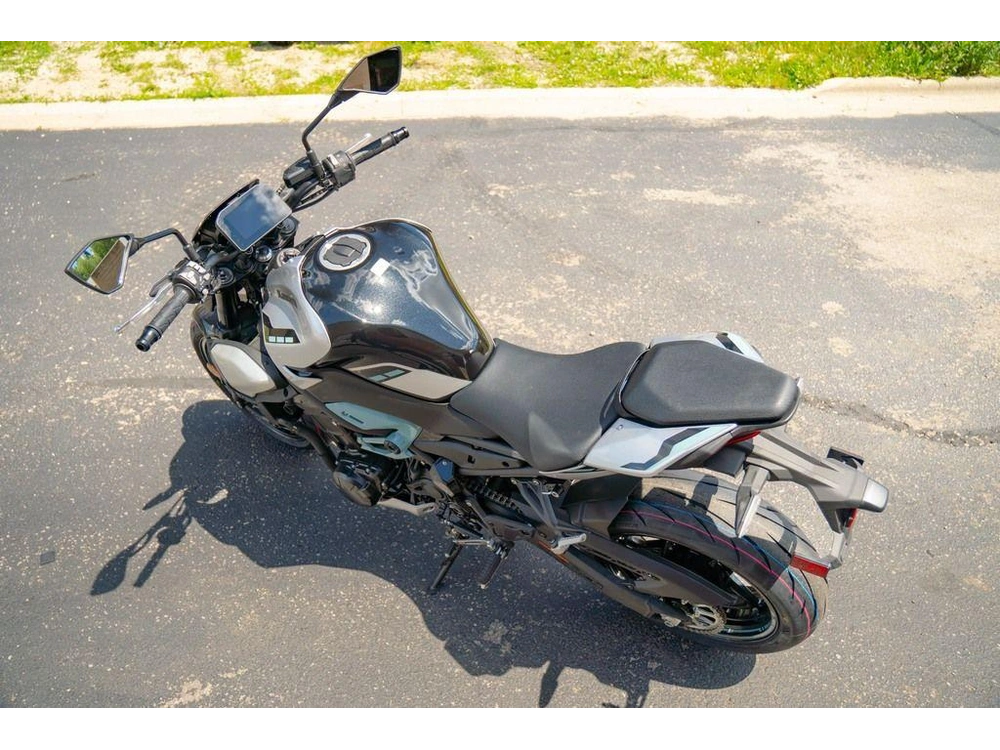2025 Kawasaki Z900 Abs Galaxy Silver/metallic Spark Black alt