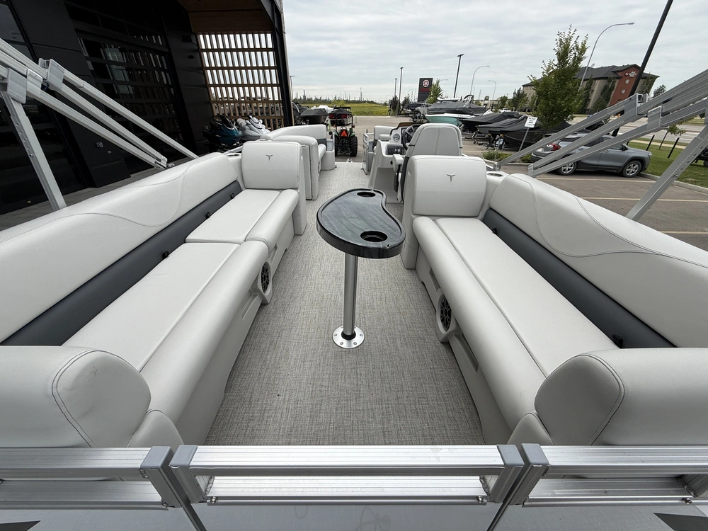 2025 Tahoe 2380ql alt