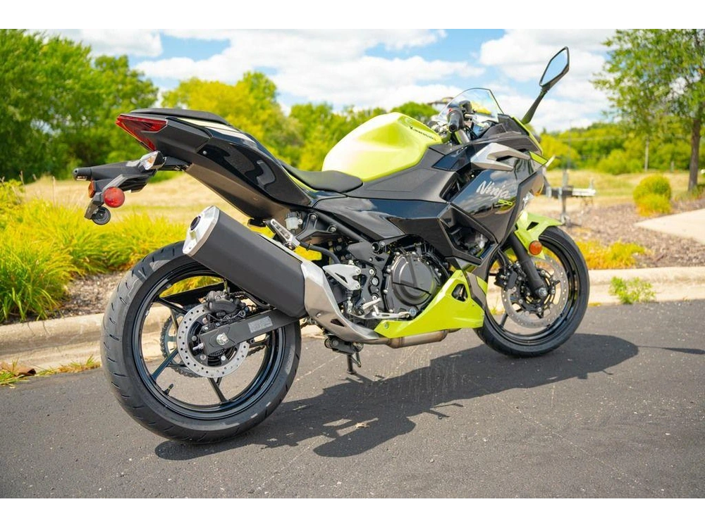 2026 Kawasaki Ninja® 500 Abs Metallic Yellowish Green/ebony alt