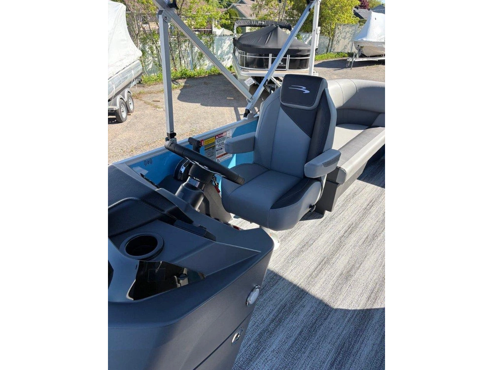 Bennington Marine 21 S Stern Radius 2026 alt