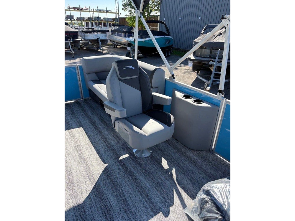 Bennington Marine 21 S Stern Radius 2026 alt