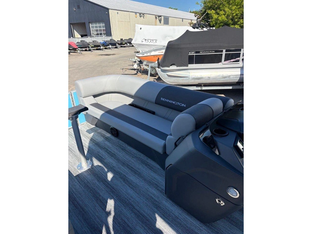 Bennington Marine 21 S Stern Radius 2026 alt