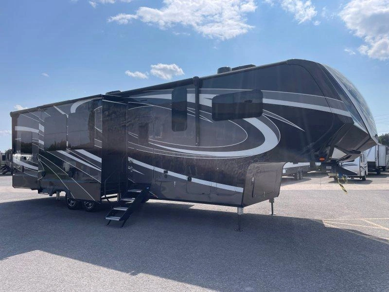 Grand Design Momentum 351m 2023 alt