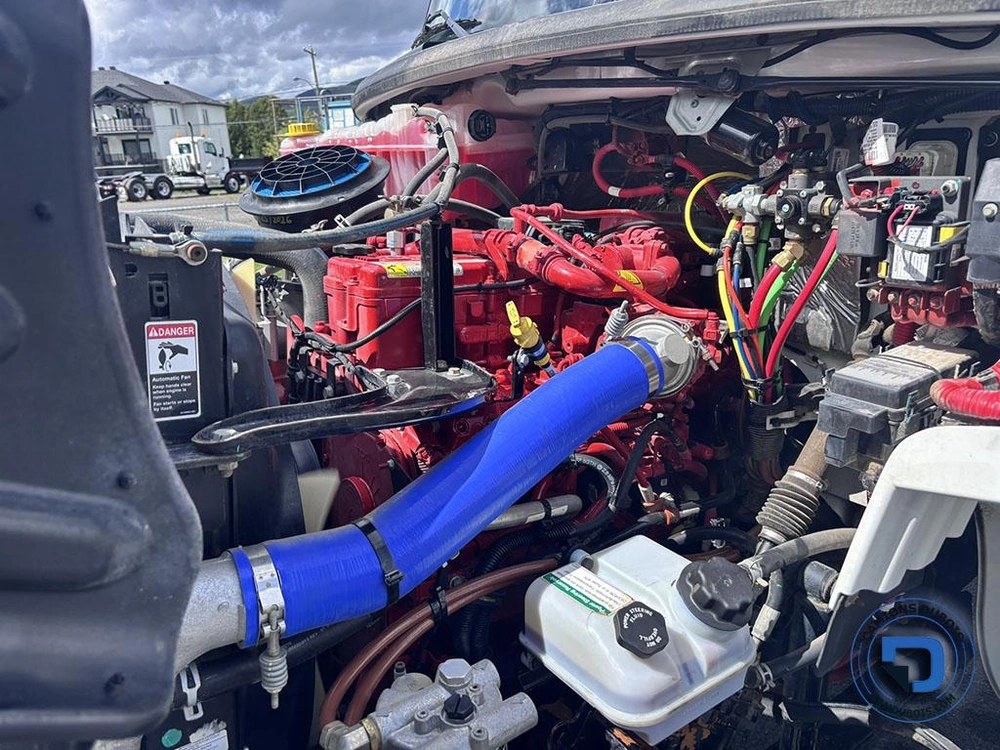 2023 Freightliner M2-106 alt