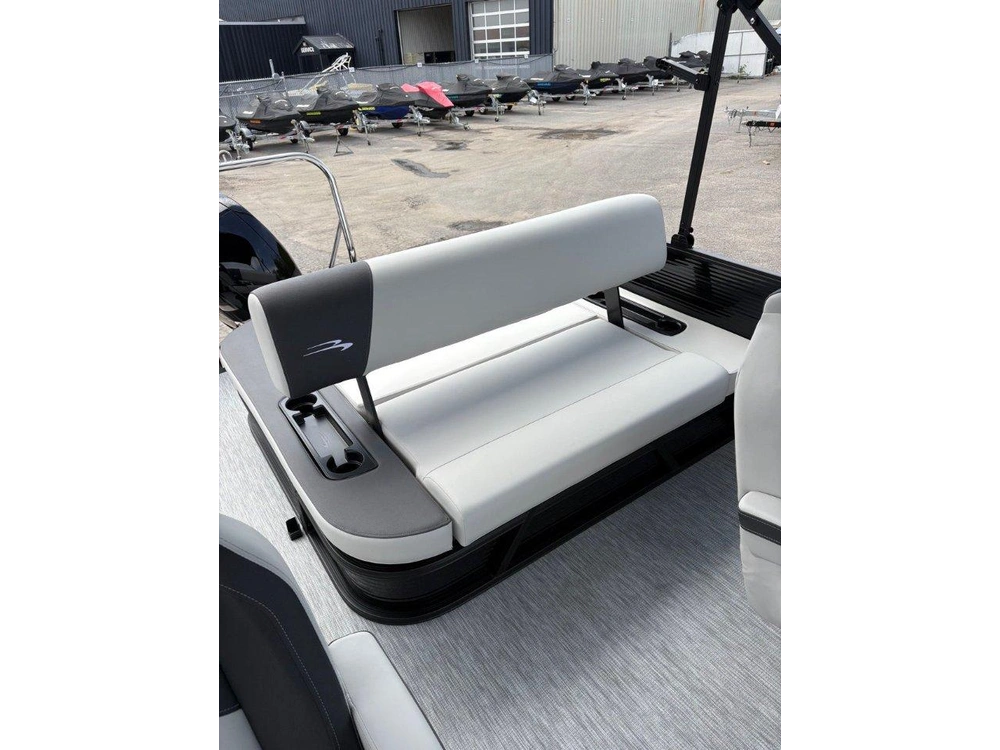 Bennington Marine 22 S-one Swingback 2026 alt