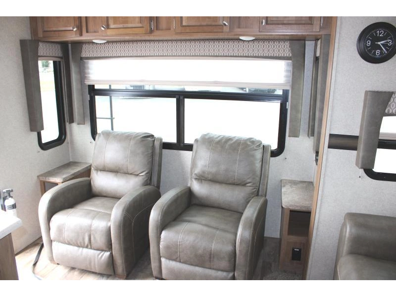 2018 Forest River Flagstaff 527rlws alt
