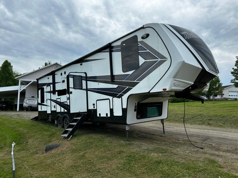 Grand Design Momentum 354m 2018 alt