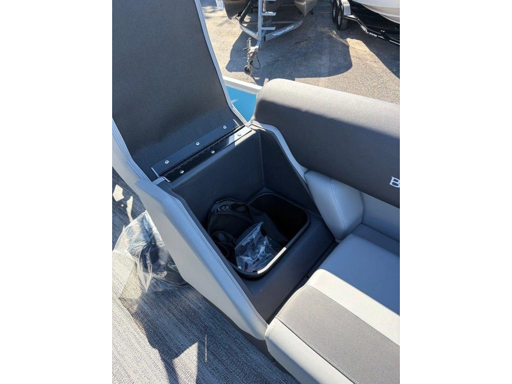 Bennington Marine 21 S Stern Radius 2026 alt