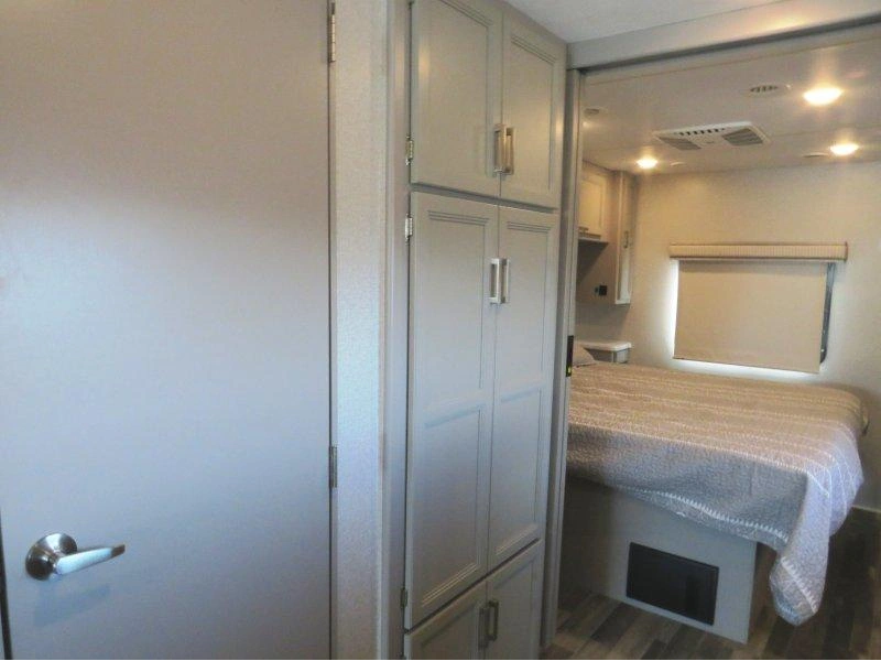 Thor Motor Coach Indigo Bb35 2024 alt