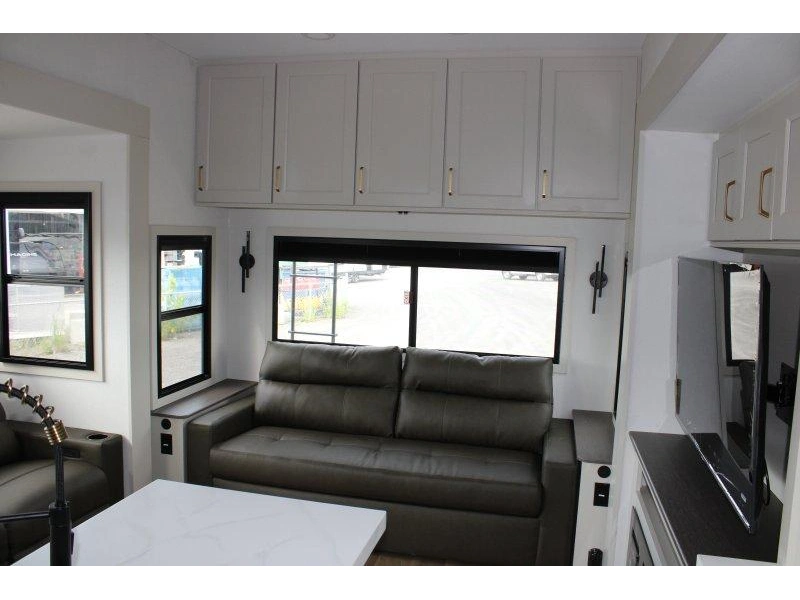 Grand Design Influence 3503gk 2027 alt