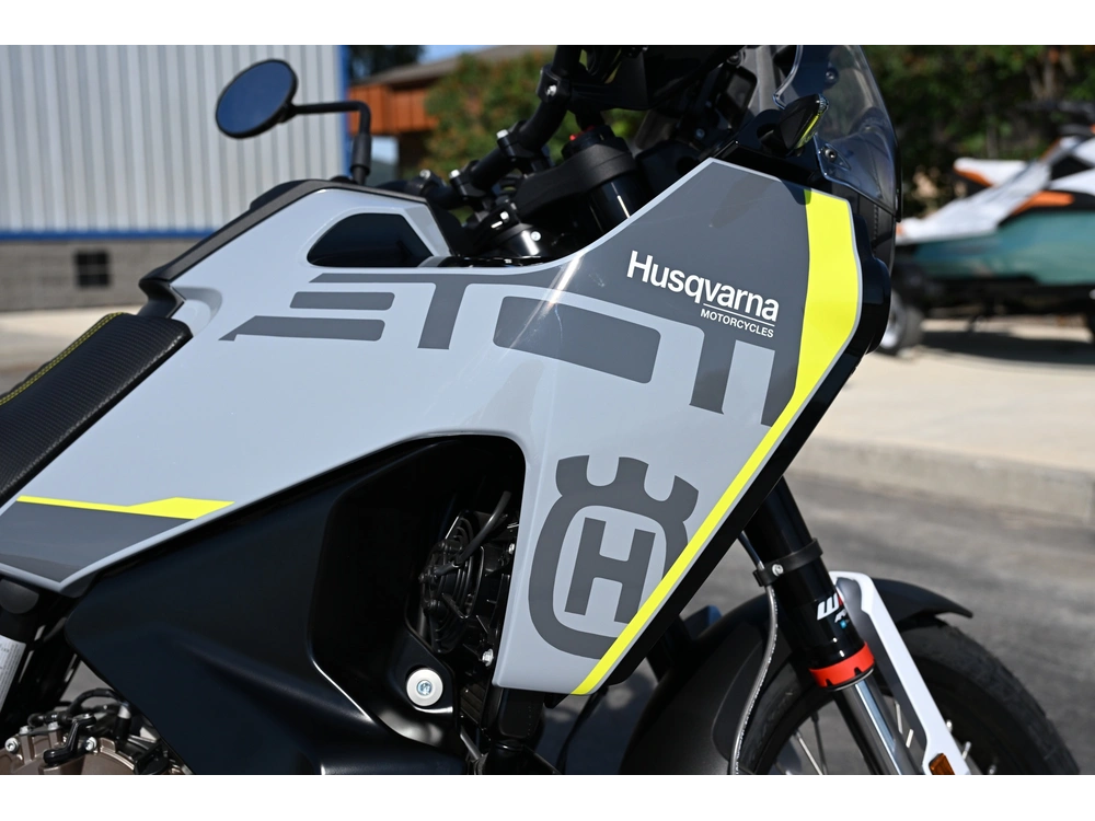 2027 Husqvarna Norden 901 alt