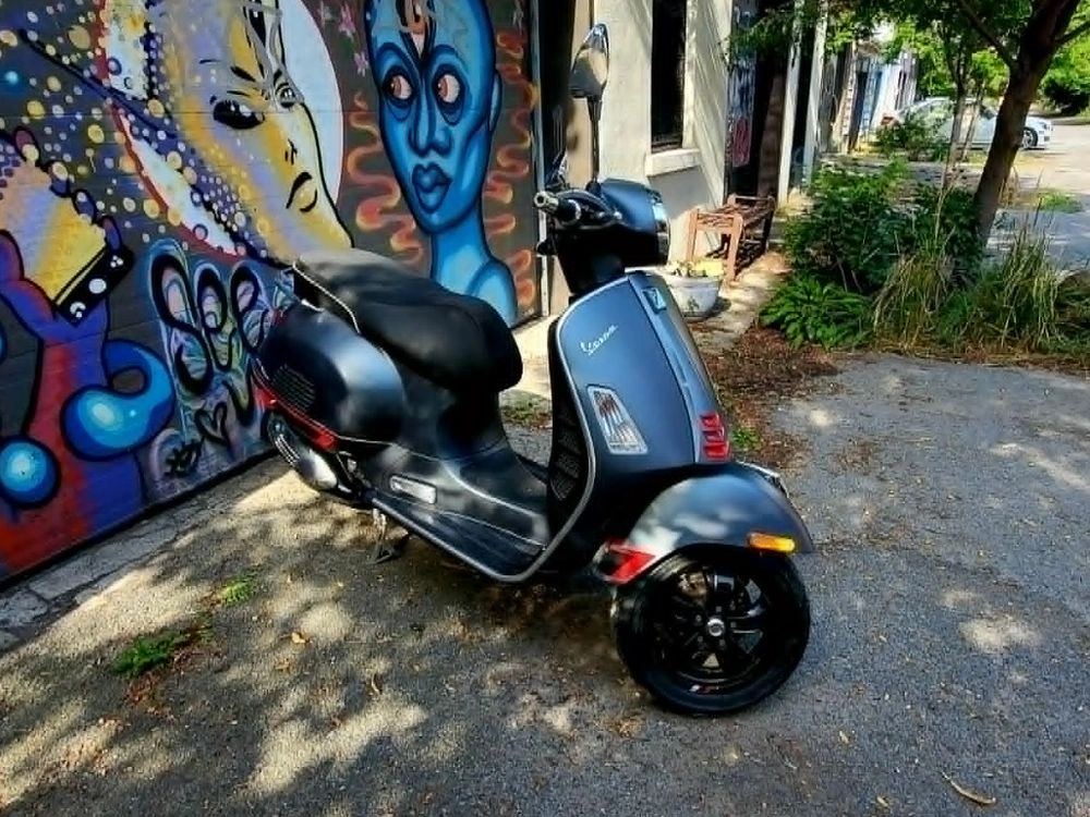 2022 Vespa Gts 300 alt