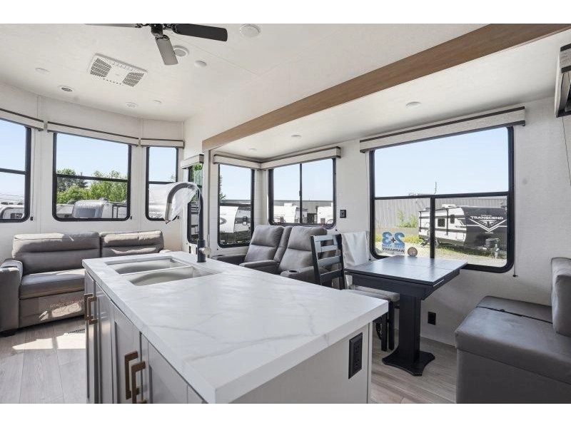 2027 Jayco Jayflight 401loft alt