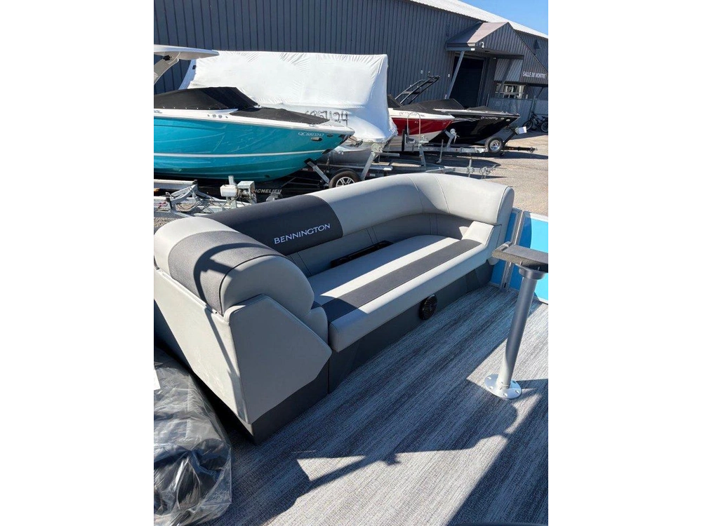 Bennington Marine 21 S Stern Radius 2026 alt