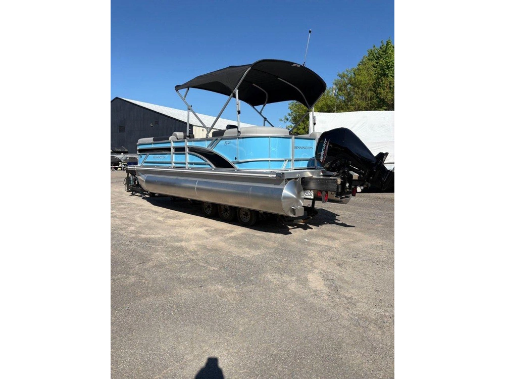 Bennington Marine 21 S Stern Radius 2026 alt