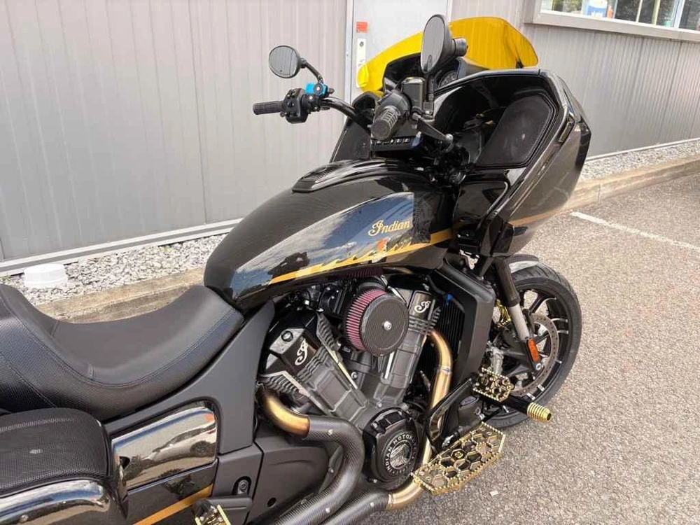 Indian Motorcycle Challenger Dark Horse + 112 & Audio Package Édition Gold 2026 alt