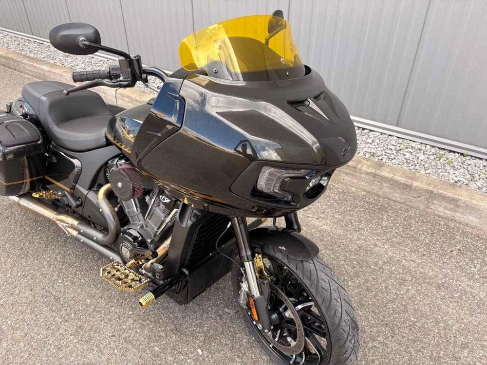 Indian Motorcycle Challenger Dark Horse + 112 & Audio Package Édition Gold 2026 alt