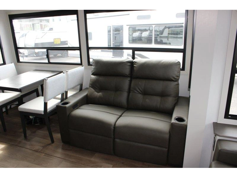 Grand Design Influence 3503gk 2027 alt